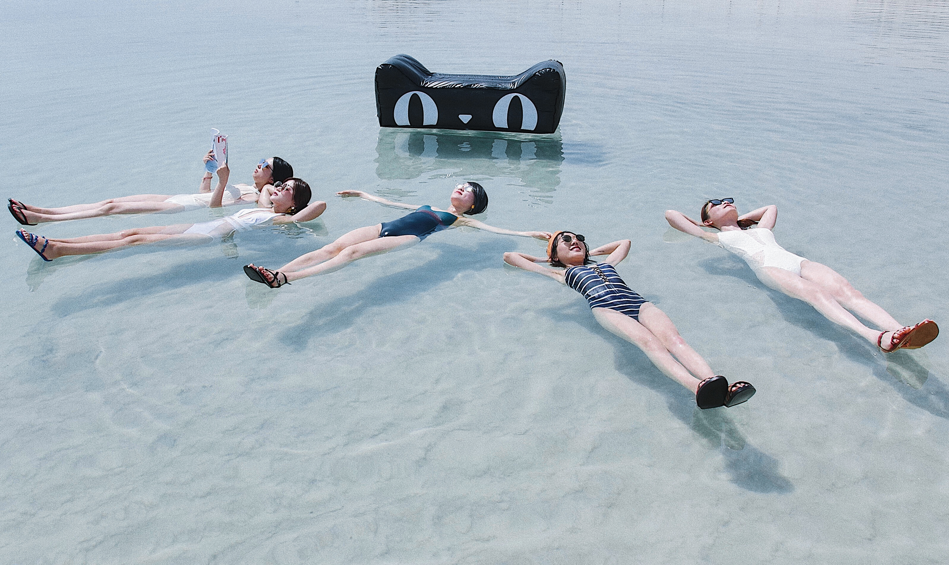 Tmall shoppers floating on Dead Sea