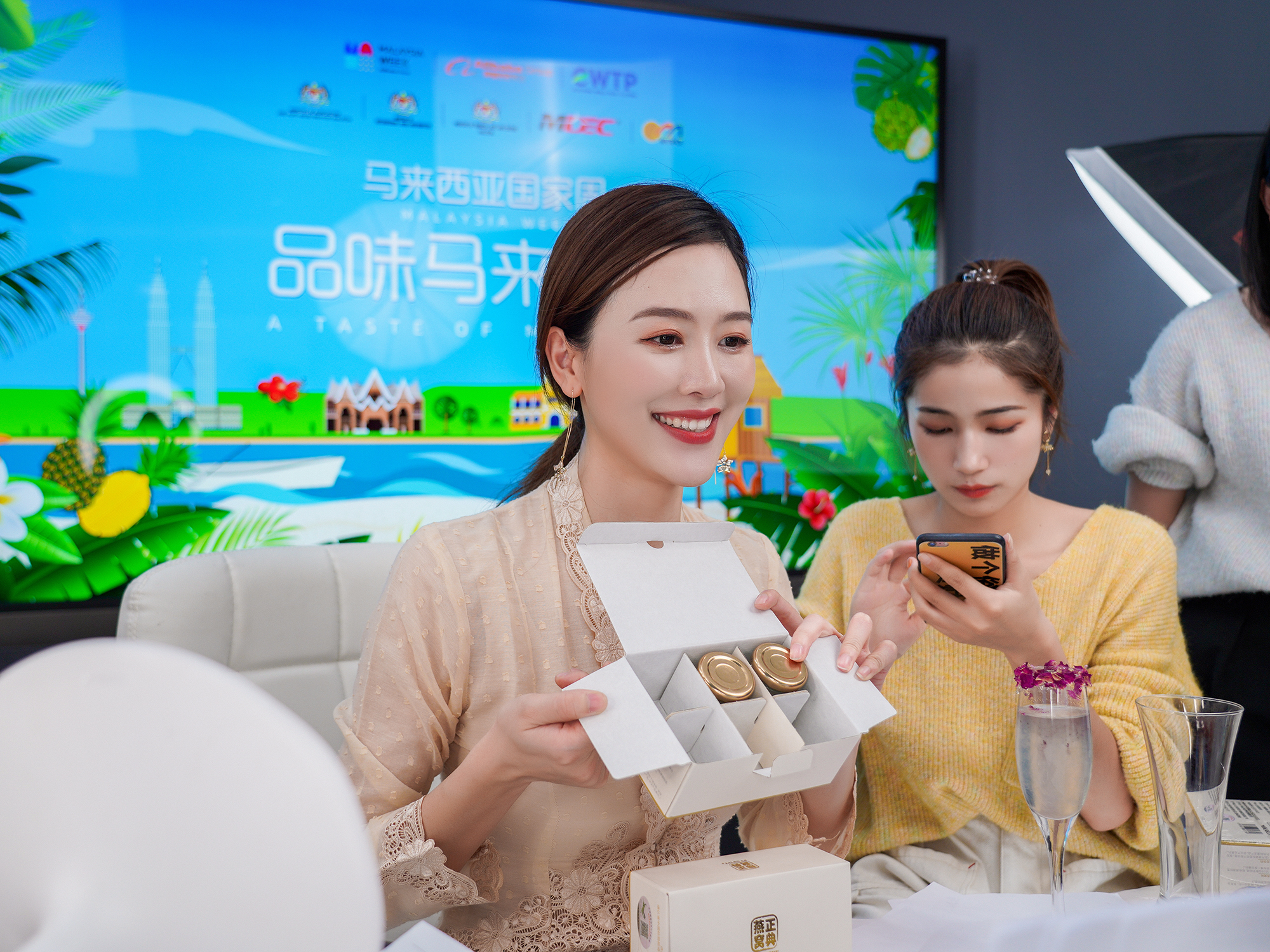 Taobao livestreamer sells 80,000 birds nests in five minutes_09272019