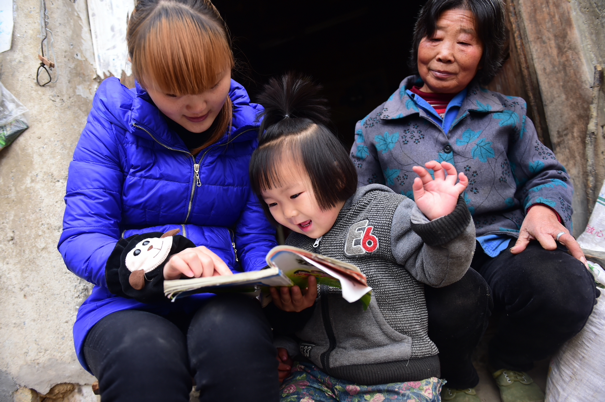 Volunteer-reads-to-one-of-her-villages-left-behind-children_China-philanthropy-rural-copy