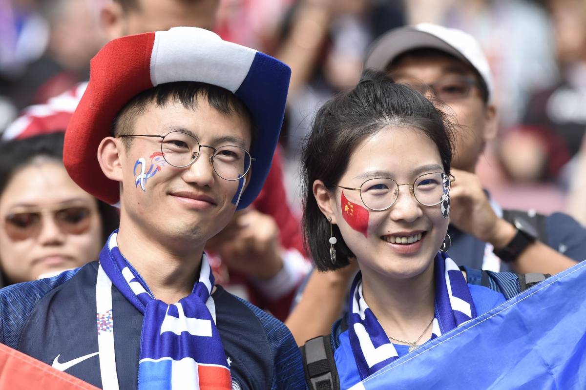chinese-football-fans-cheer-for-french-national-team