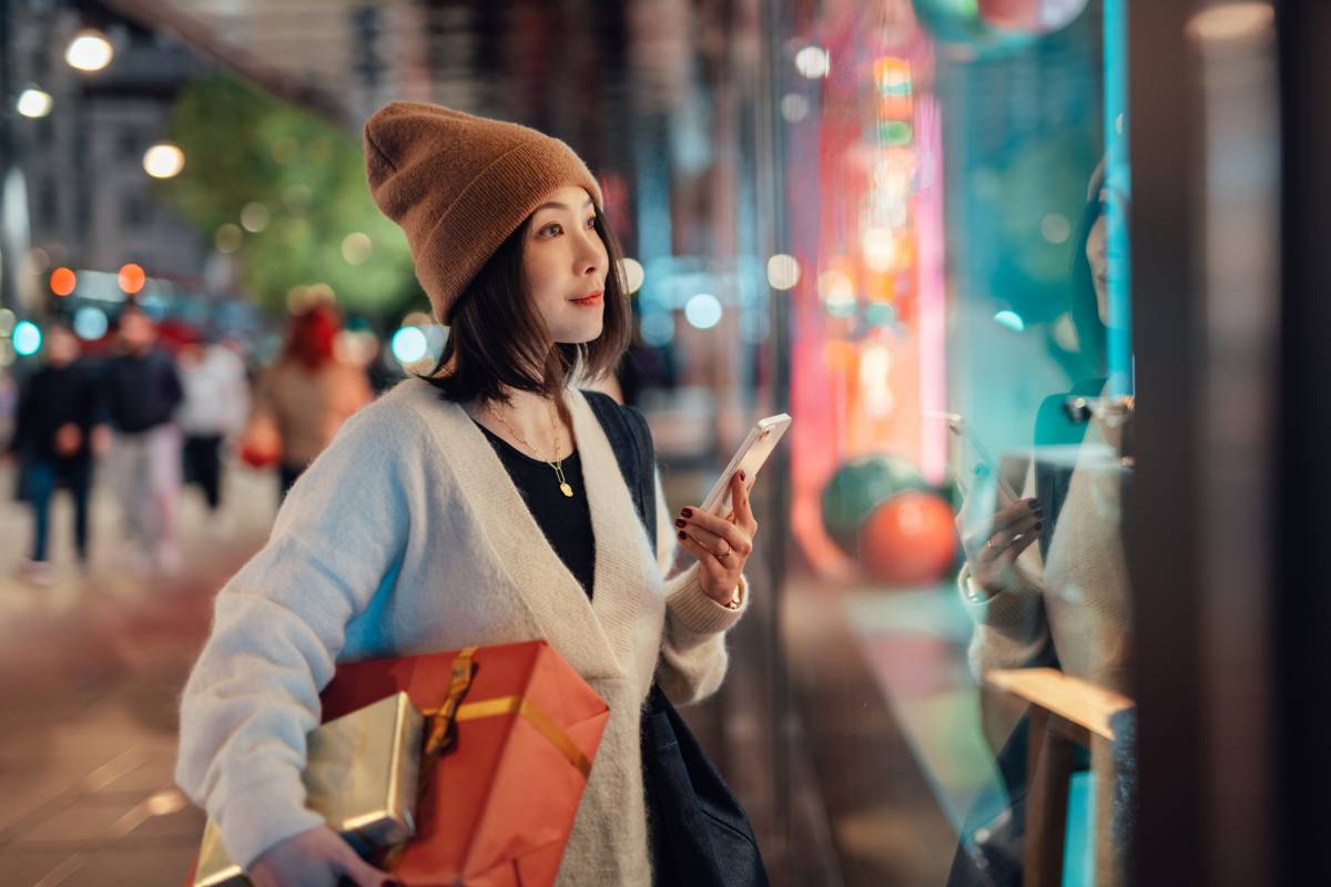 Asian-shopper-consumer-China-Christmas
