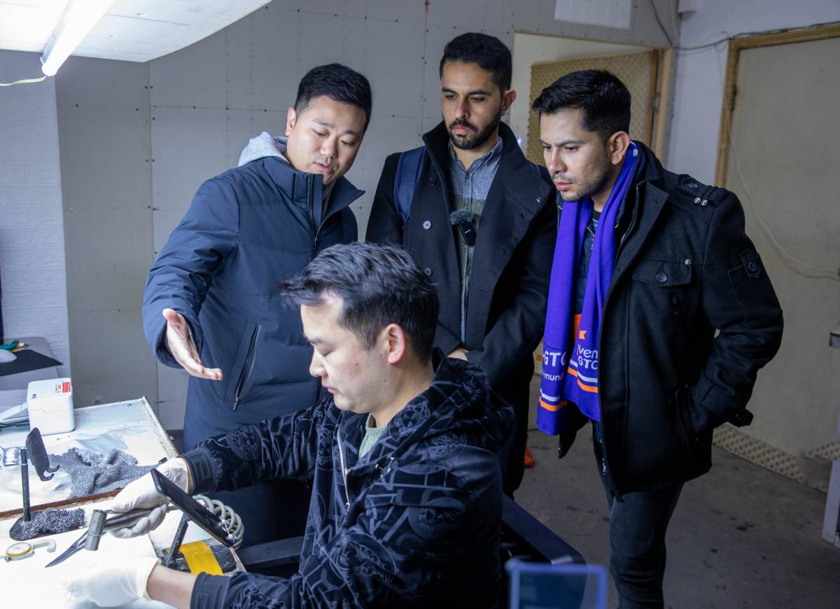 Estudiantes mexicanos aprendiendo sobre transmisión en vivo en Taobao Village