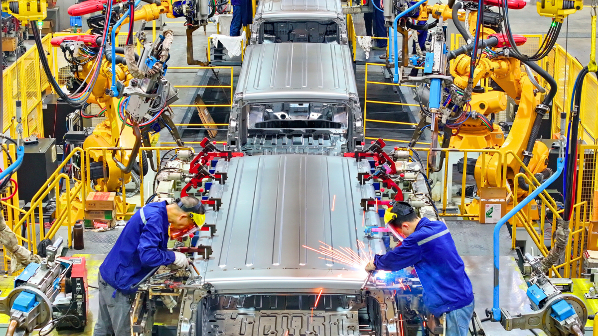 new-energy-truck-production-china